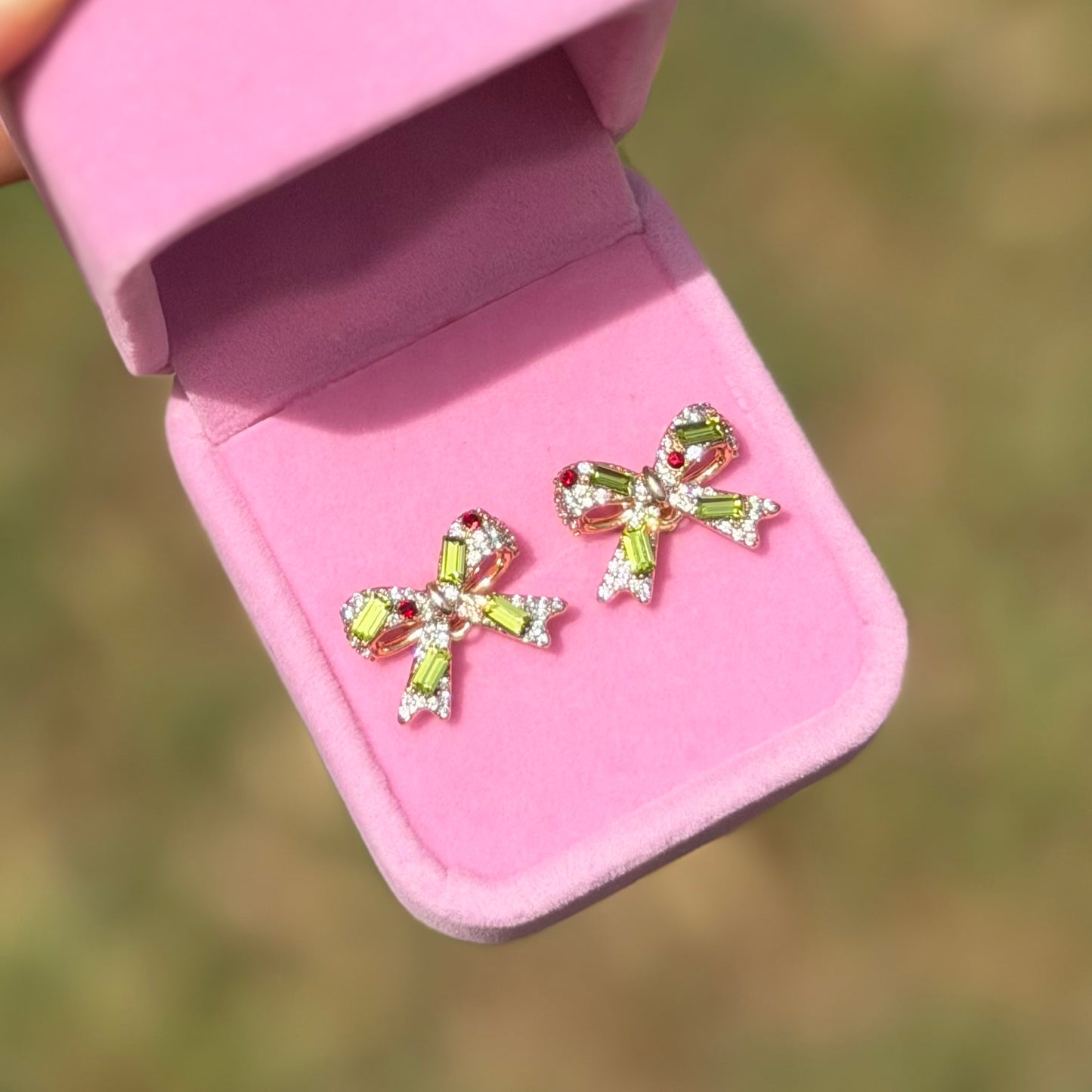 boucles-oreilles-noeud-femme-pierres-colorees-vert-rouge-pretty-bow