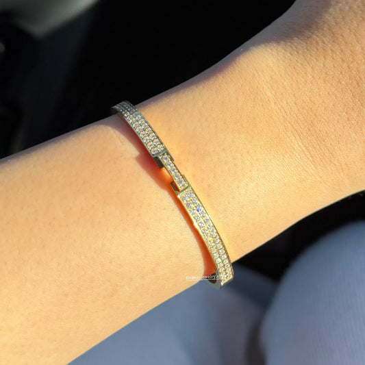 Bracelet Liaison doré fin pavé de zircons porté au poignet élégant