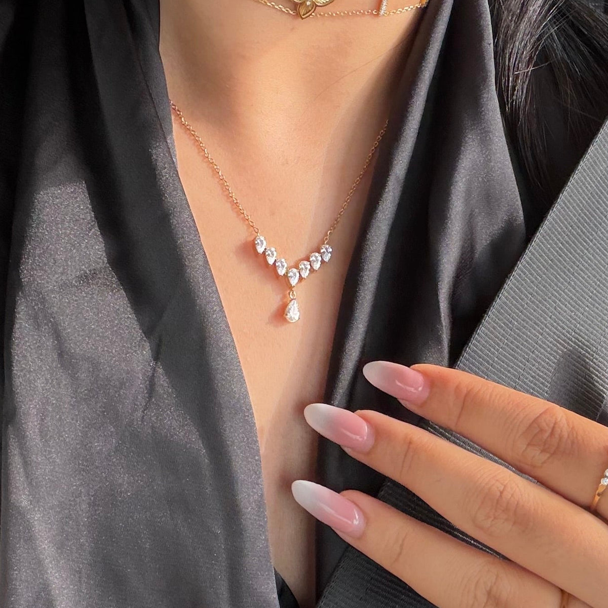 Collier femme cadeau élégant bijou avec pierres brillantes et pendentif goutte