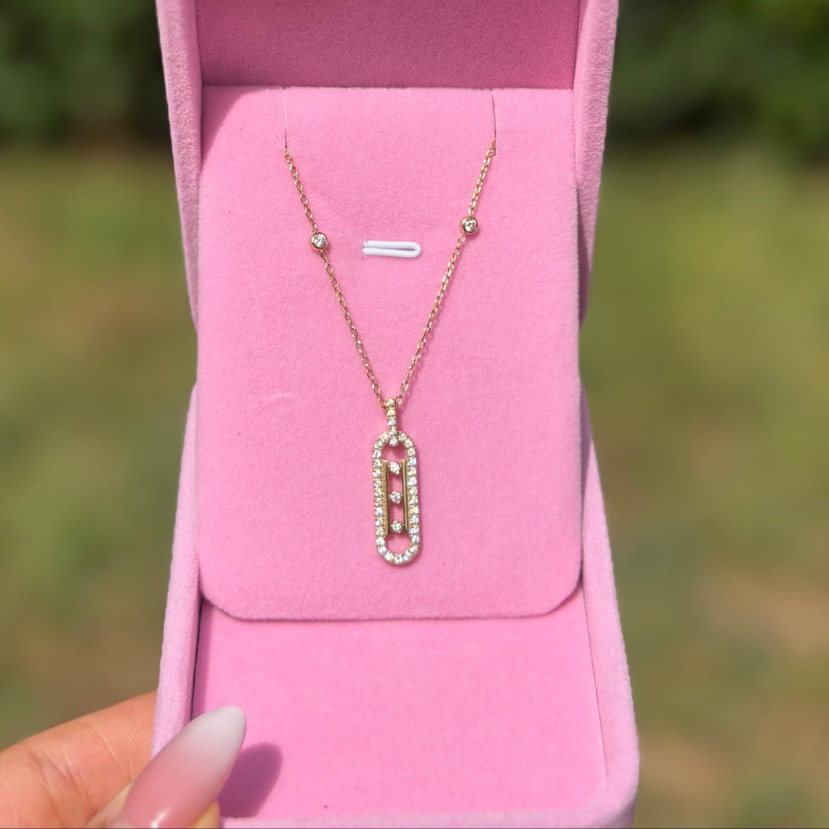 Messika Collier femme Kiara doré avec pendentif allongé orné de pierres brillantes