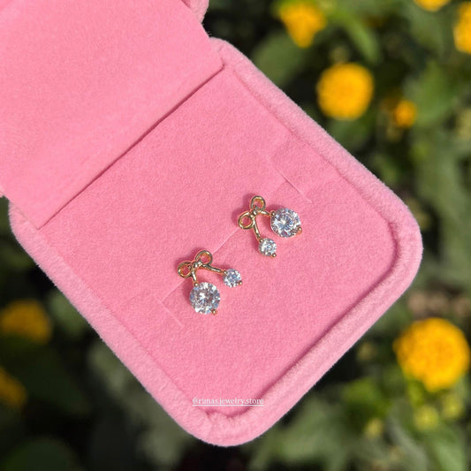 Petites stud earrings, forme cerise, brillantes, délicates, esprit fun & été.
