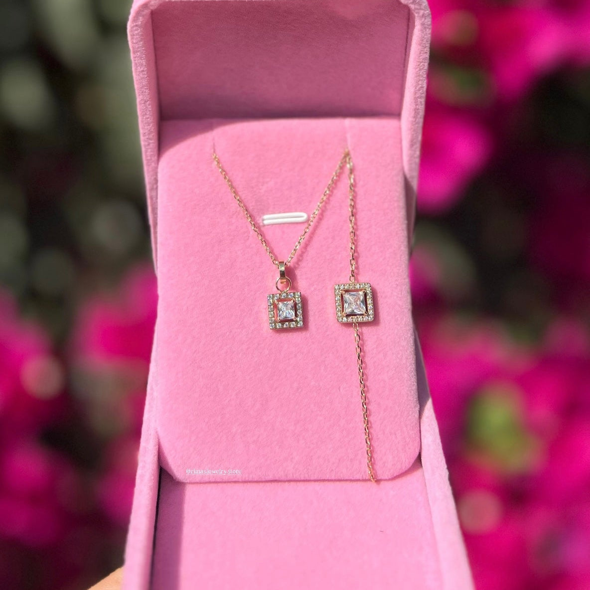 Ensemble Léora collier et bracelet carré serti de strass dans coffret rose Rimas