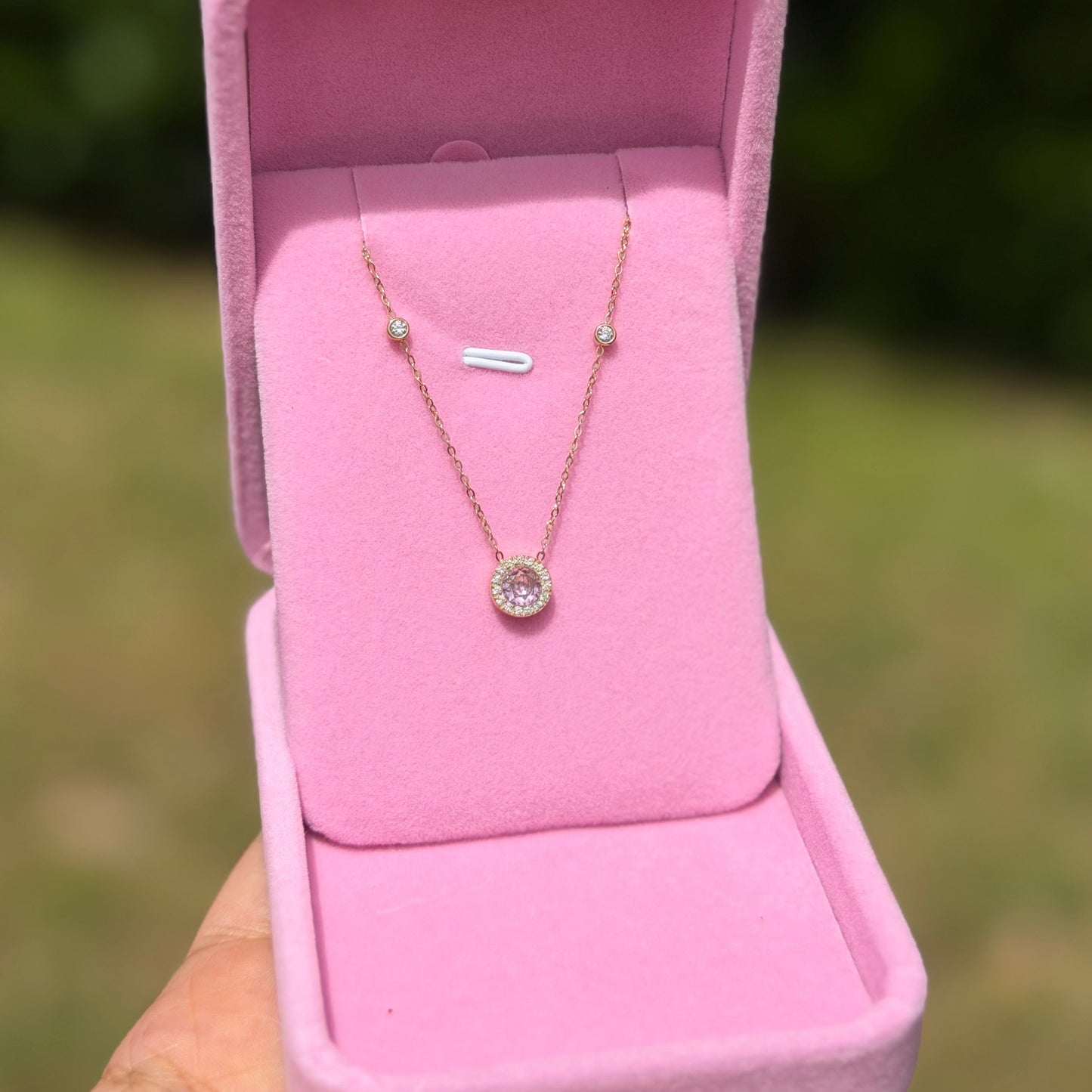 collier-femme-rond-minimaliste-pierres-brillantes-rose