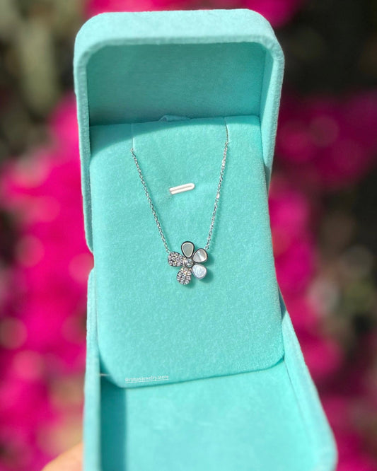 collier fleur argente brillante