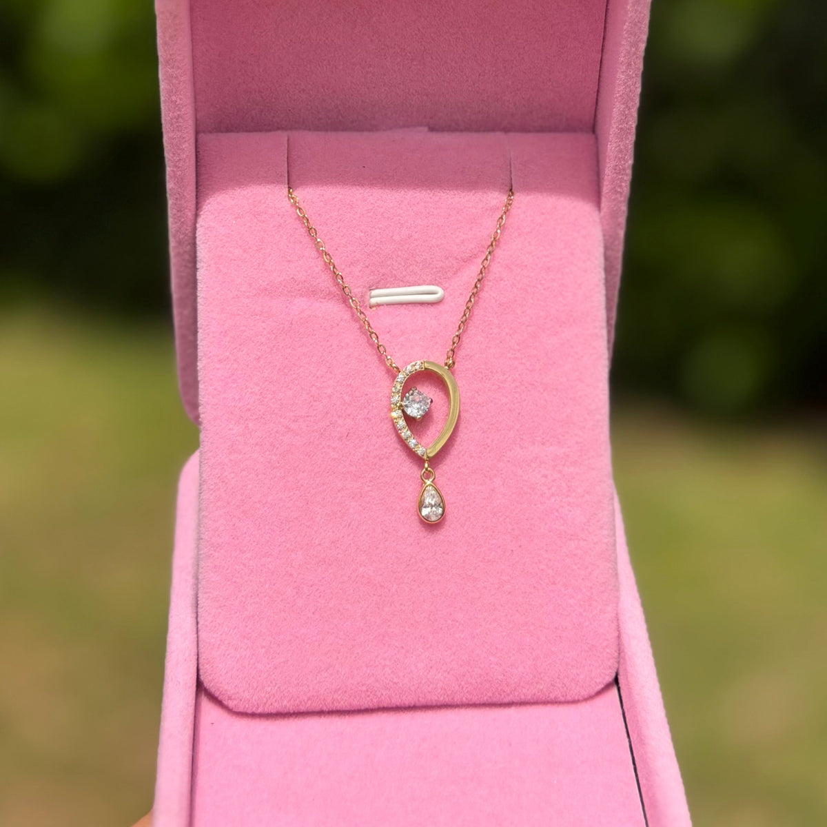 collier-moderne-femme-dore-pendentif-goutte-pierres-brillantes