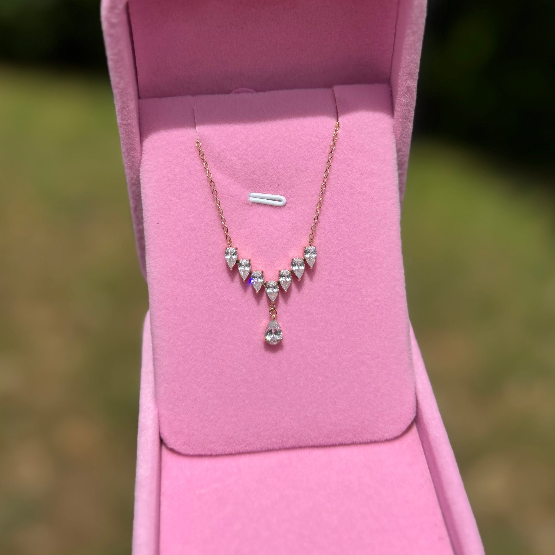 collier-radiance-femme-elegant-pierres-brillantes-pendentif-goutte-cadeau-femme
