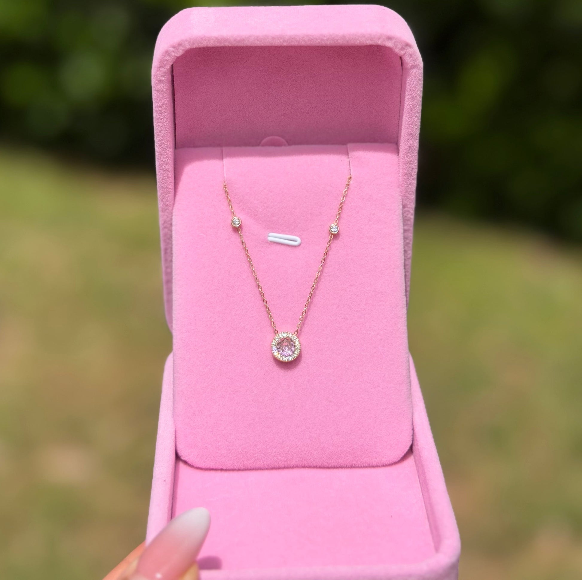 collier-rose-femme-pendentif-rose-rond-pierres-brillantes-cadeau-minimaliste