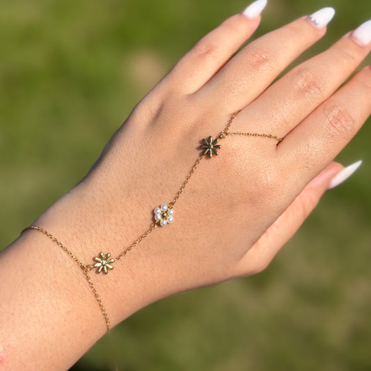 Chaîne de main Flora dorée florale portée sur la main élégante