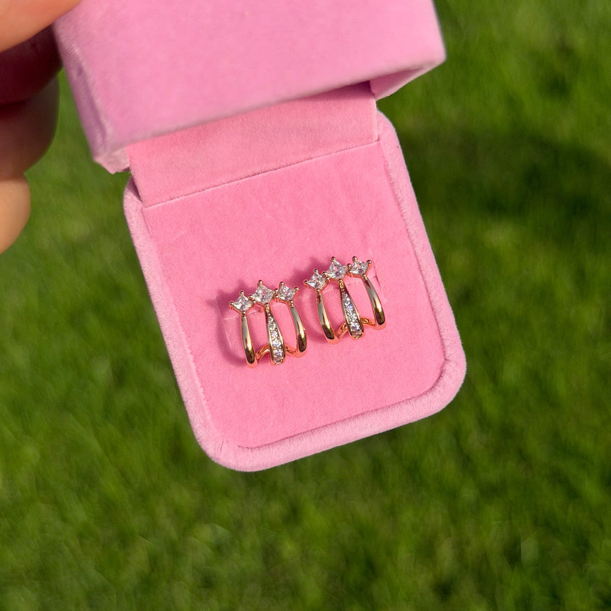 Petites boucles d’oreilles femme Rose Gold Liora avec trois pierres brillantes